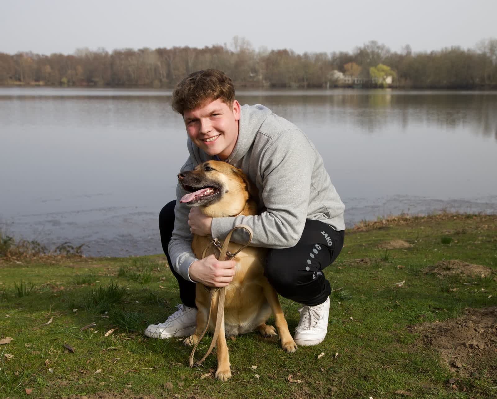 Filip mit Hund am See