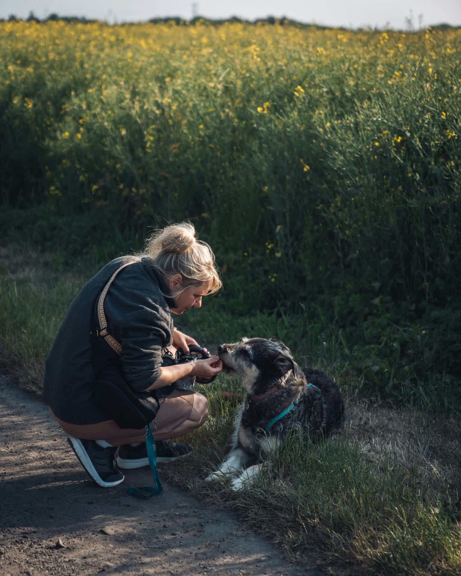 Ingrid mit Hund am Rapsfeld - Vor der Tür