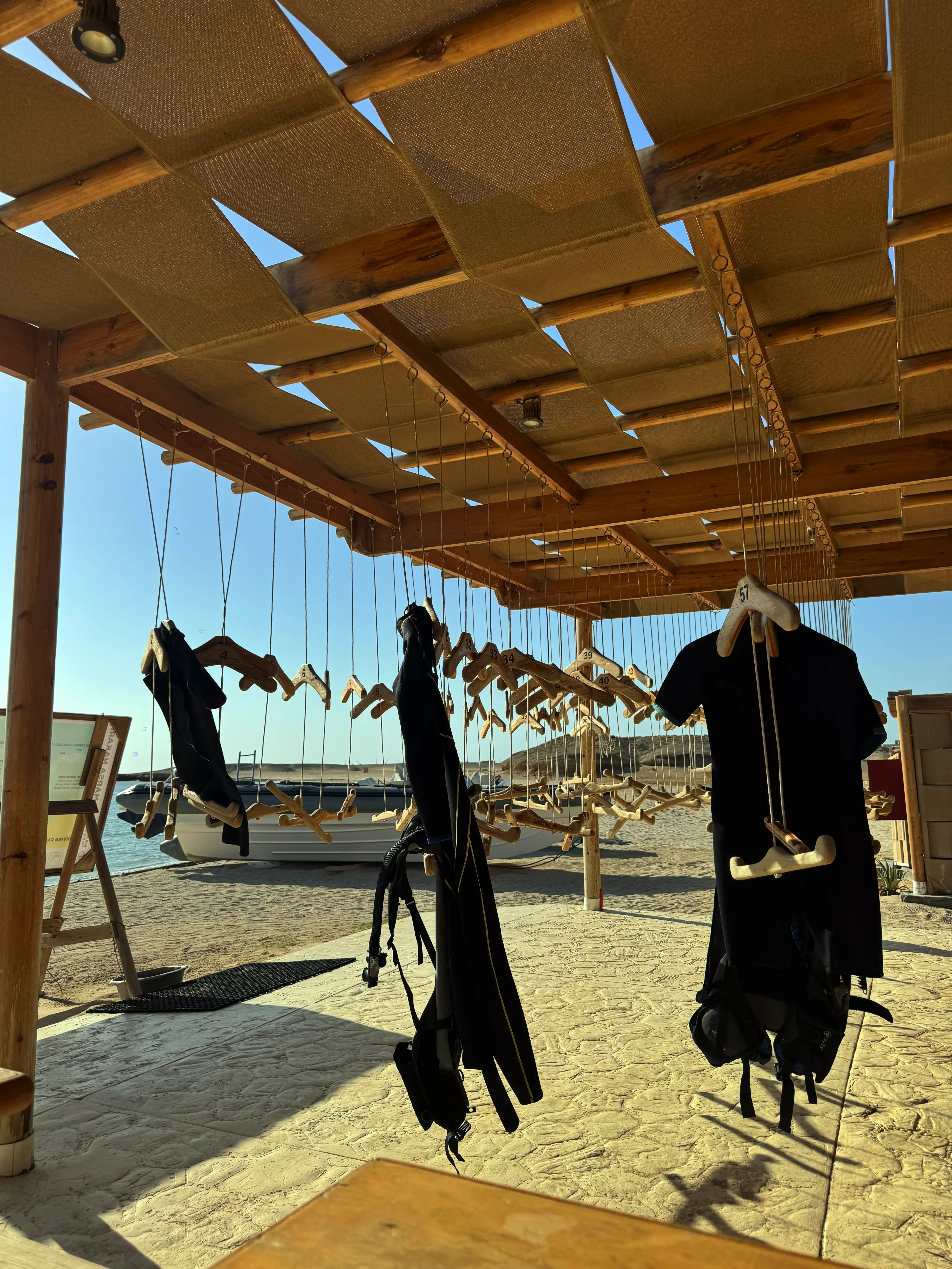 Freediving-Ausrüstung trocknet am Strand in Ägypten