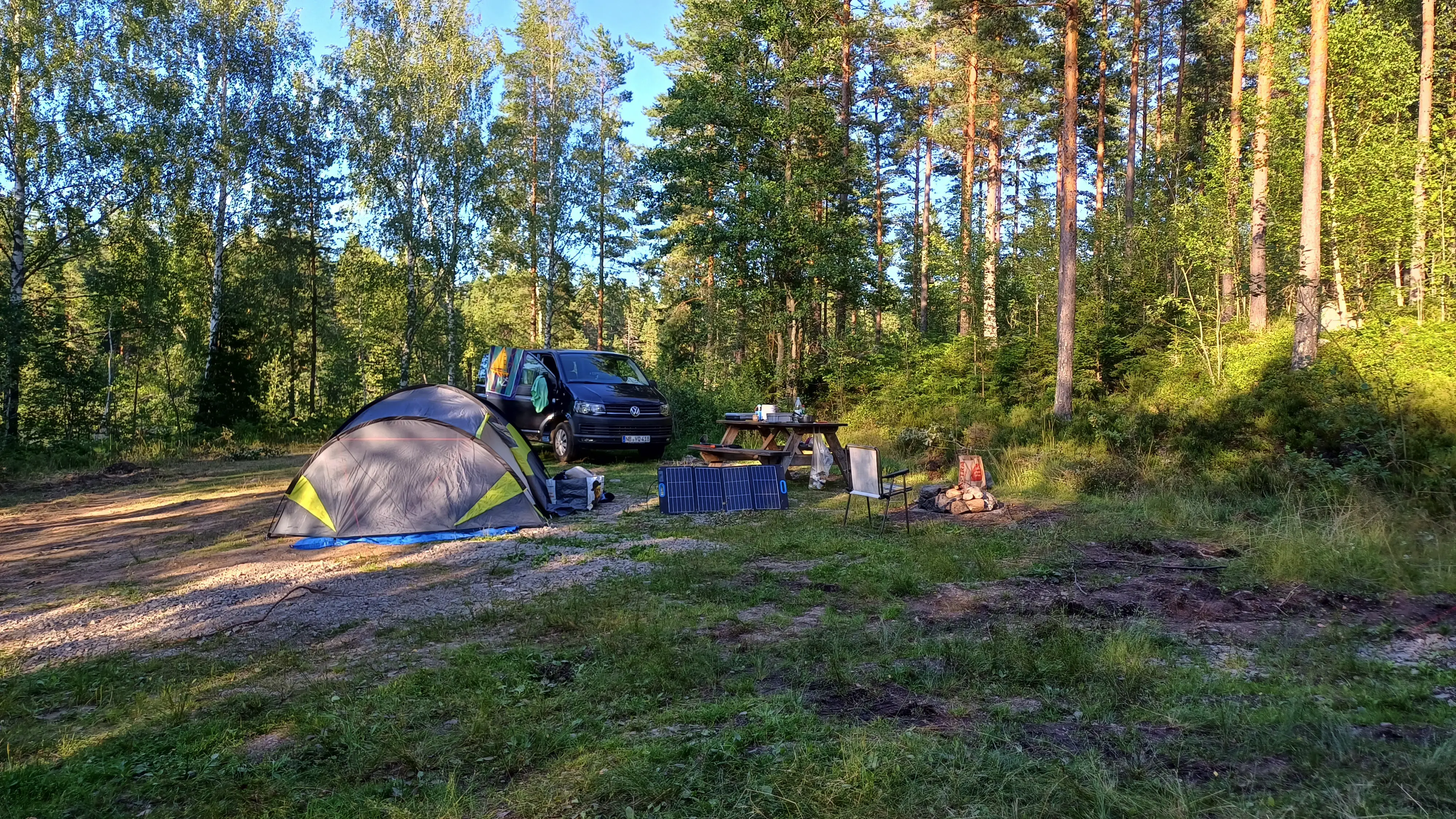 Stellplatz mit Zelt und Camper mitten in der Natur