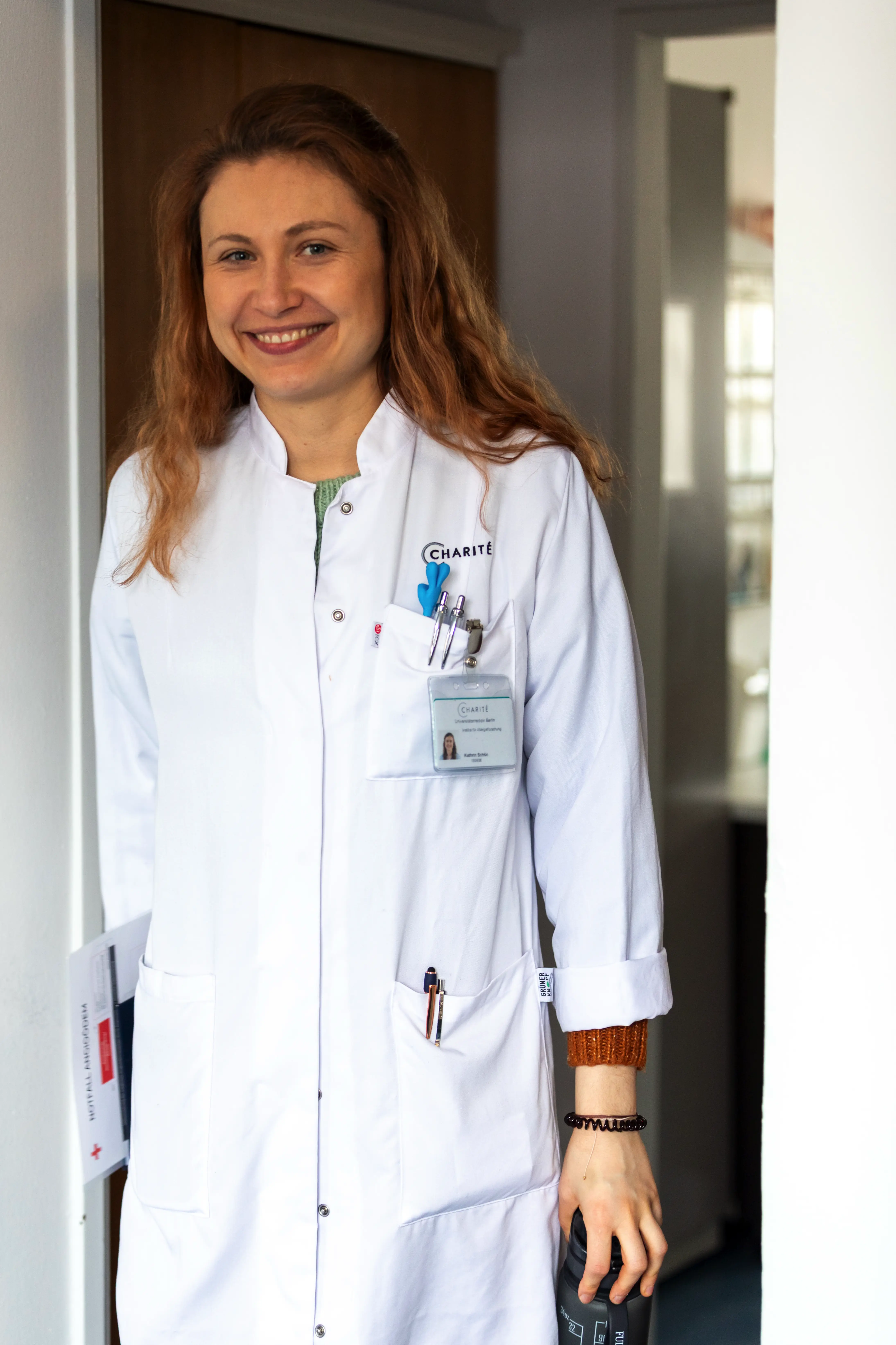 Kathrin Schön im weißen Kittel in der Klinik